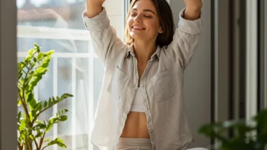 Mulher jovem sorrindo em ambiente ensolarado, transmitindo bem-estar físico e mental