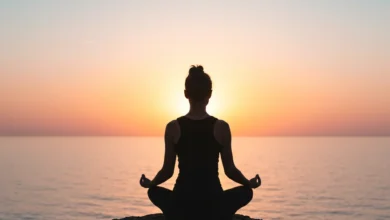 Silhueta de mulher meditando em pose de lótus ao nascer do sol, simbolizando a paz e foco do mindfulness.